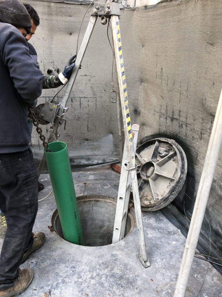 pronti per calare i tubi già allineati per il traino